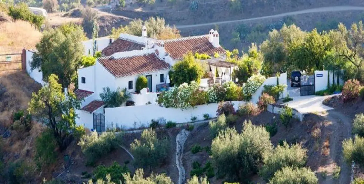 Sale of detached villa in Arenas 1