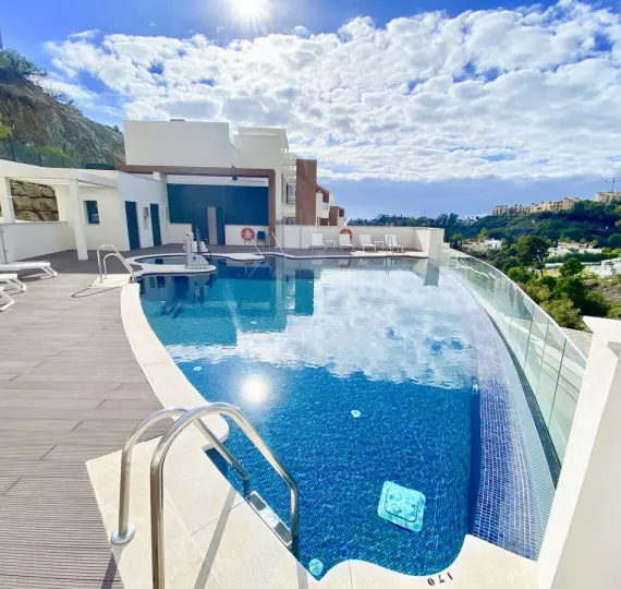 Sale of middle floor apartment in Benahavís