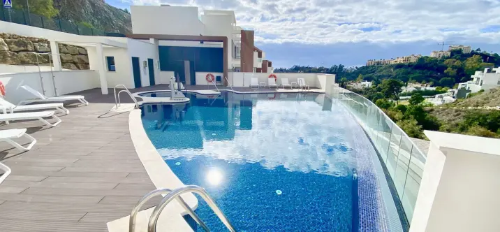 Sale of middle floor apartment in Benahavís 0