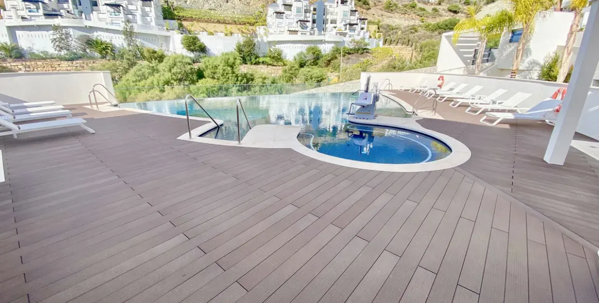 Sale of middle floor apartment in Benahavís 2