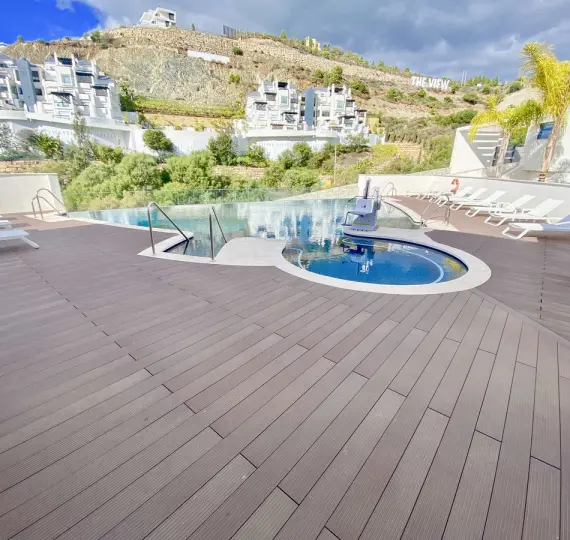 Sale of middle floor apartment in Benahavís