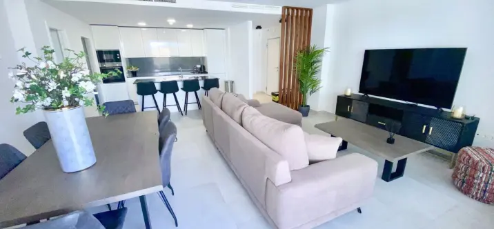 Sale of middle floor apartment in Benahavís 2