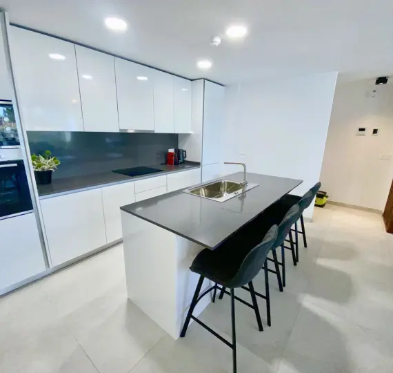 Sale of middle floor apartment in Benahavís