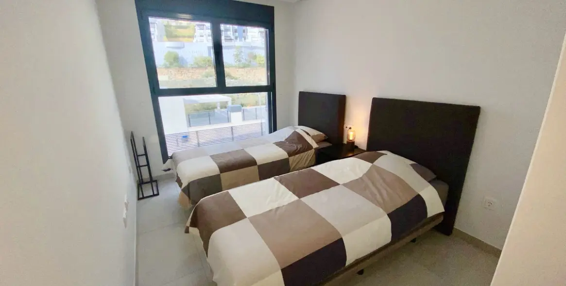 Sale of middle floor apartment in Benahavís 10