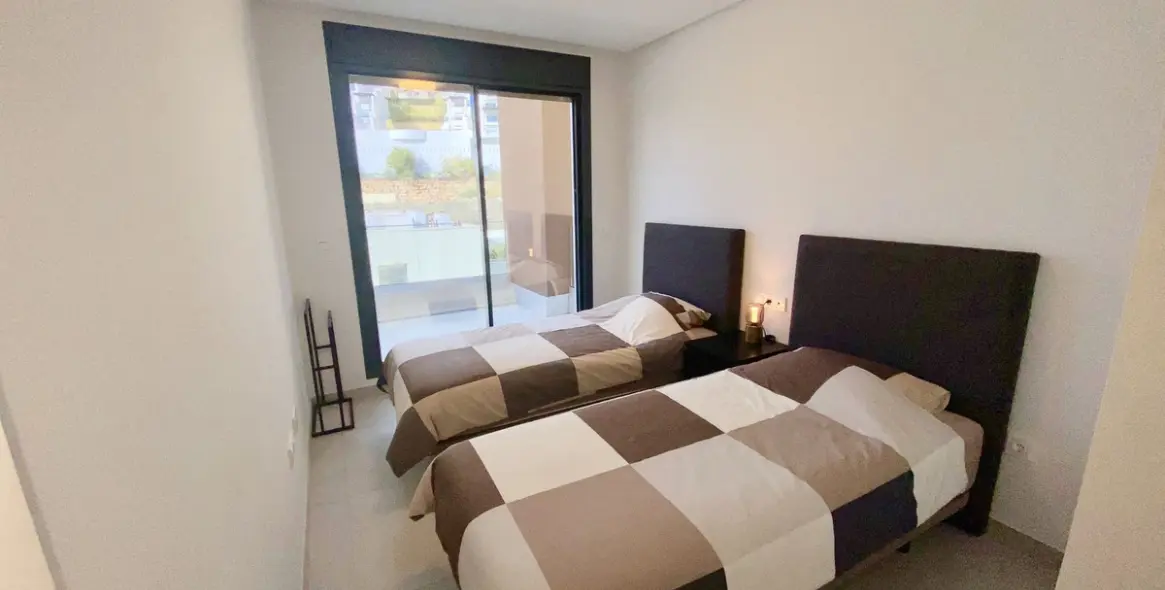 Sale of middle floor apartment in Benahavís 12