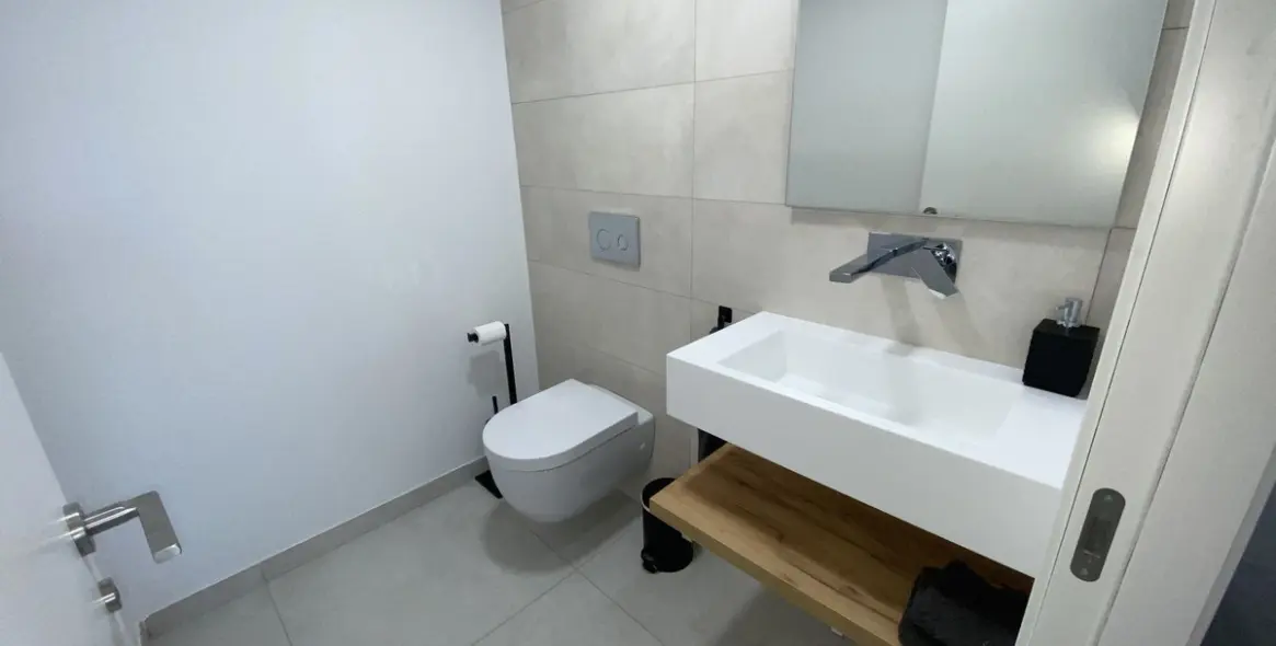 Sale of middle floor apartment in Benahavís 13