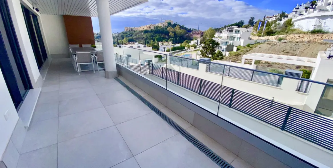 Sale of middle floor apartment in Benahavís 16