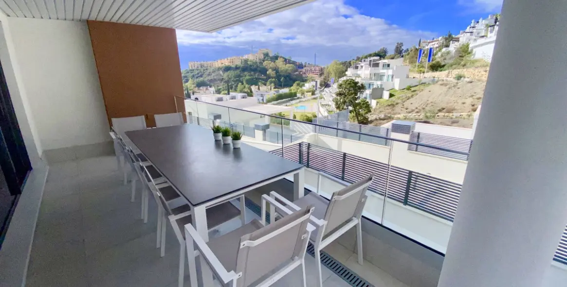 Sale of middle floor apartment in Benahavís 17