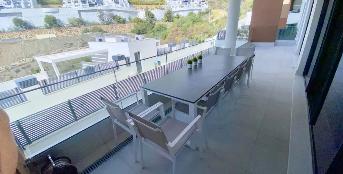Sale of middle floor apartment in Benahavís 18