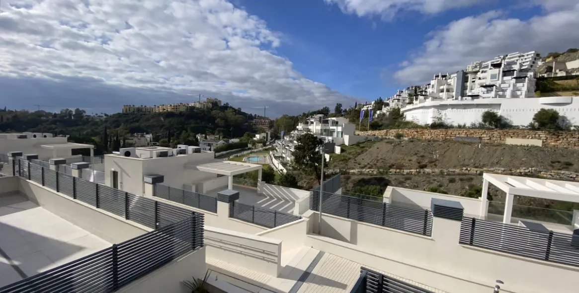 Sale of middle floor apartment in Benahavís 19