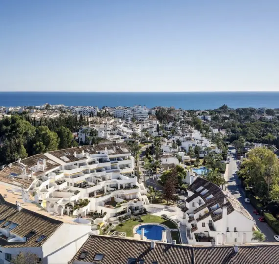 Sale of middle floor apartment in Nueva Andalucía