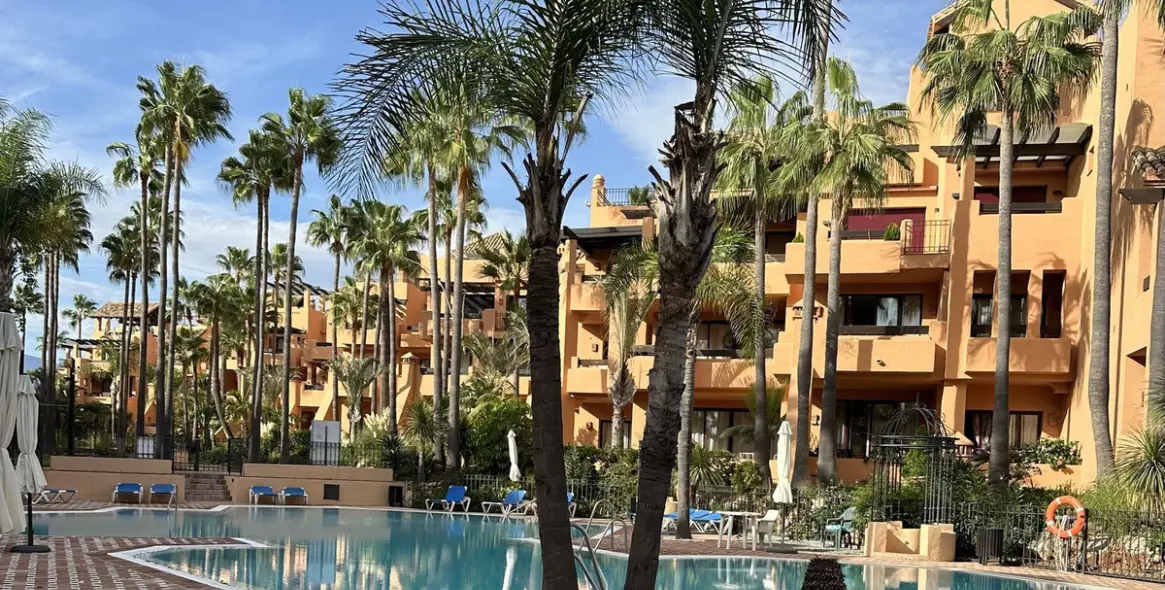 Venta de apartamento en planta media en San Pedro de Alcántara 1
