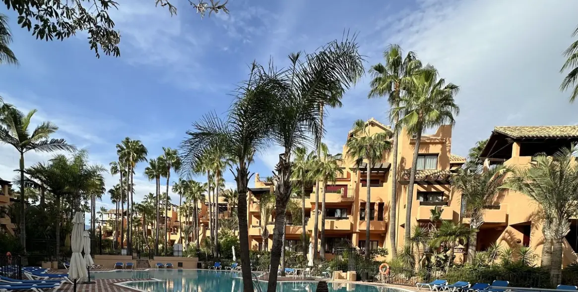Venta de apartamento en planta media en San Pedro de Alcántara 2