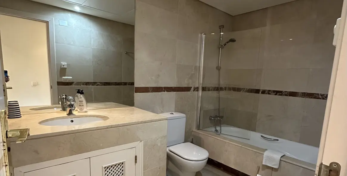 Venta de apartamento en planta media en San Pedro de Alcántara 11