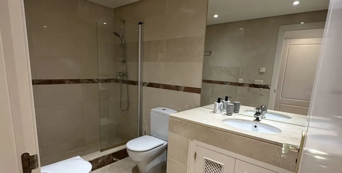 Venta de apartamento en planta media en San Pedro de Alcántara 13