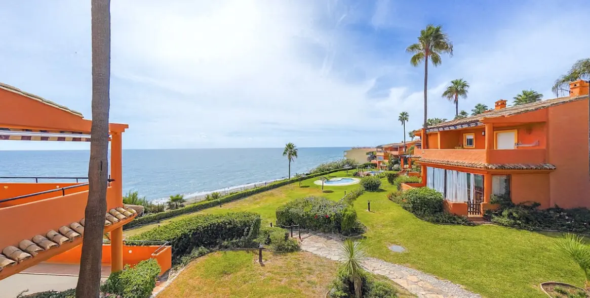 Sale of townhouse in Estepona 2