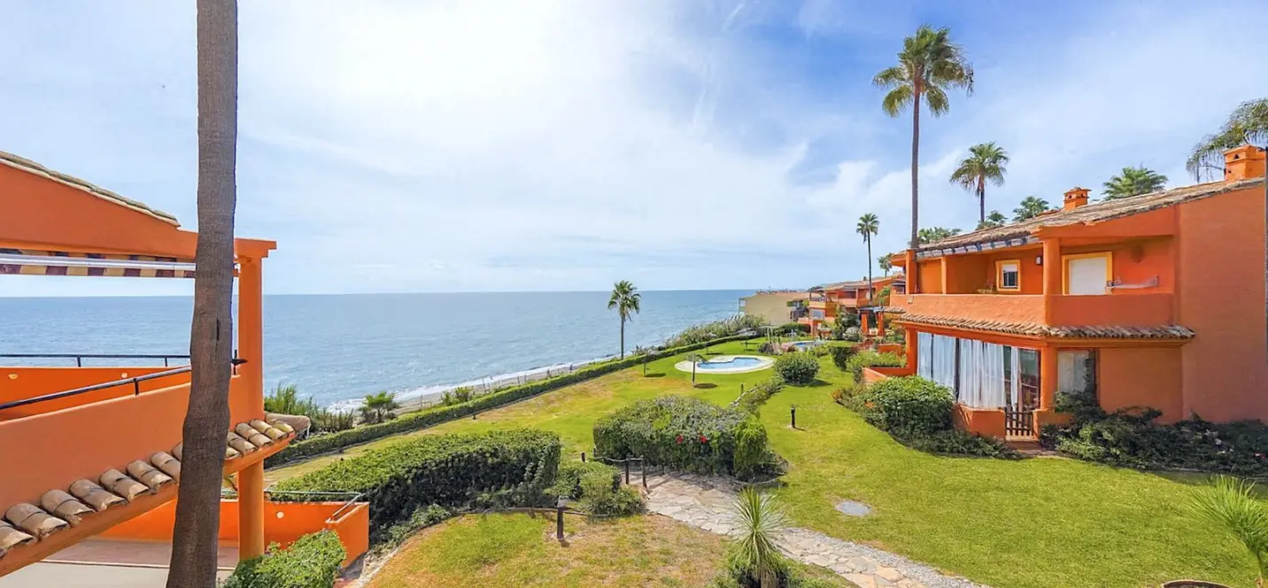Sale of townhouse in Estepona 1