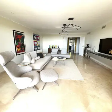 Venta de apartamento en planta media en El Paraiso