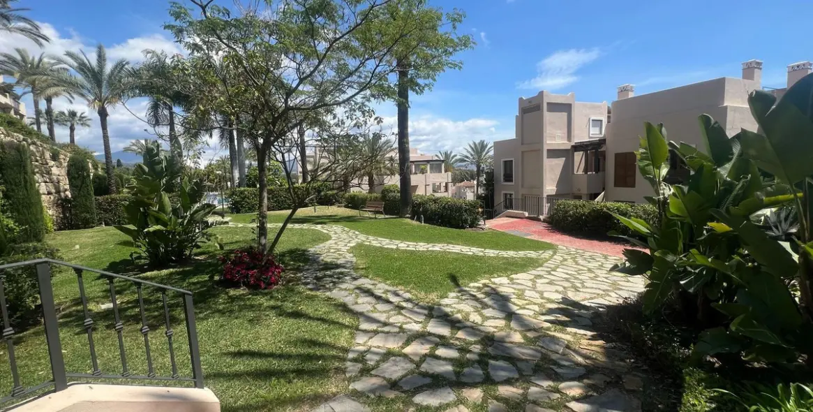 Sale of middle floor apartment in El Paraiso 21