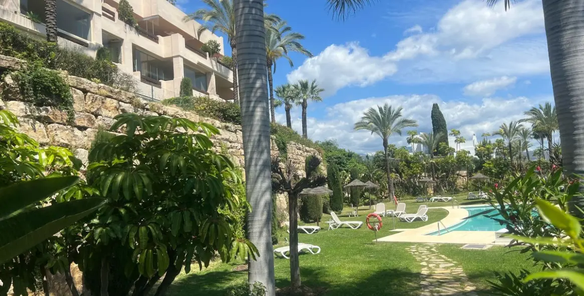 Sale of middle floor apartment in El Paraiso 22