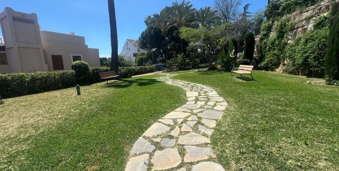 Sale of middle floor apartment in El Paraiso 23