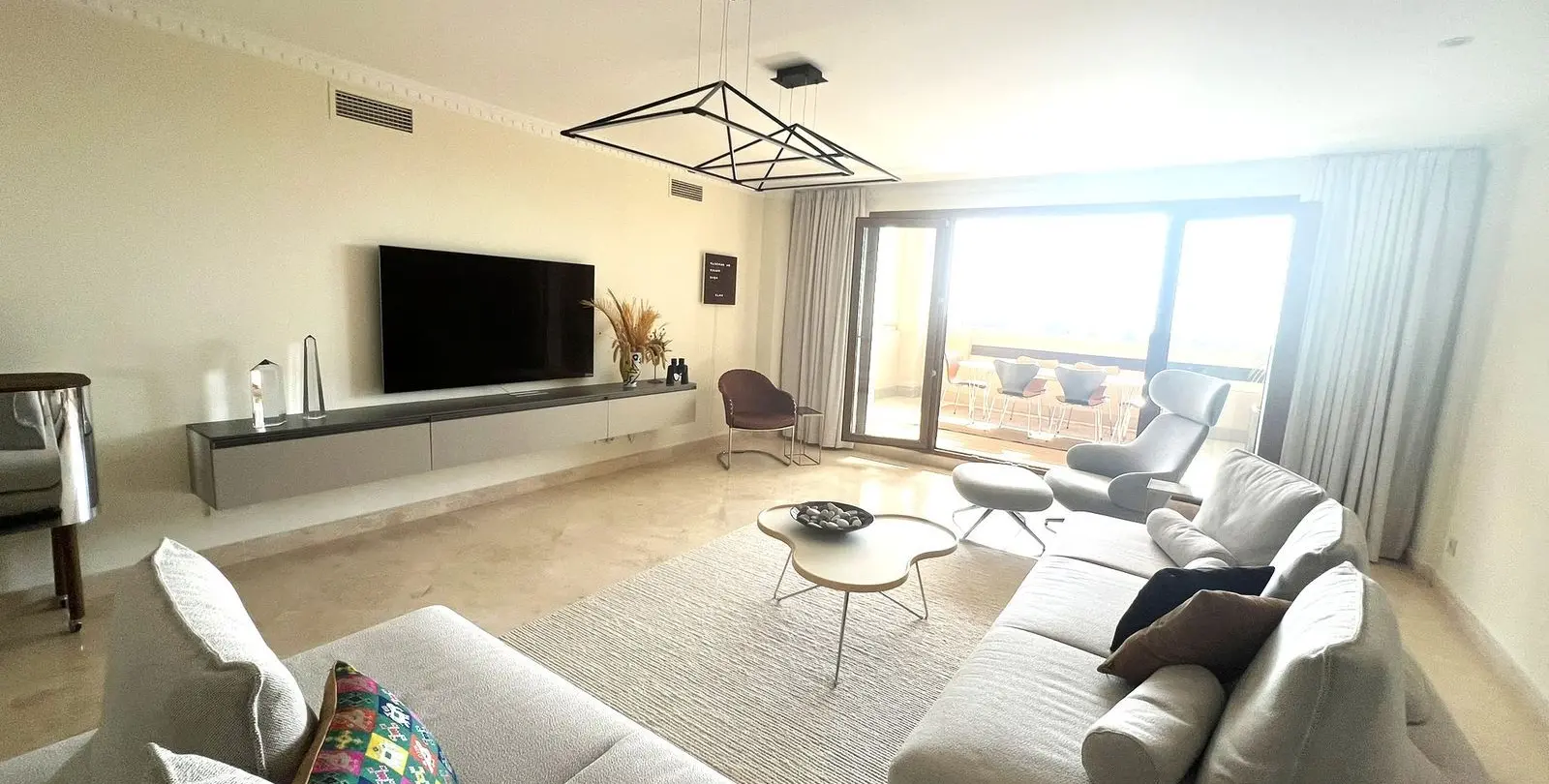 Sale of middle floor apartment in El Paraiso 2