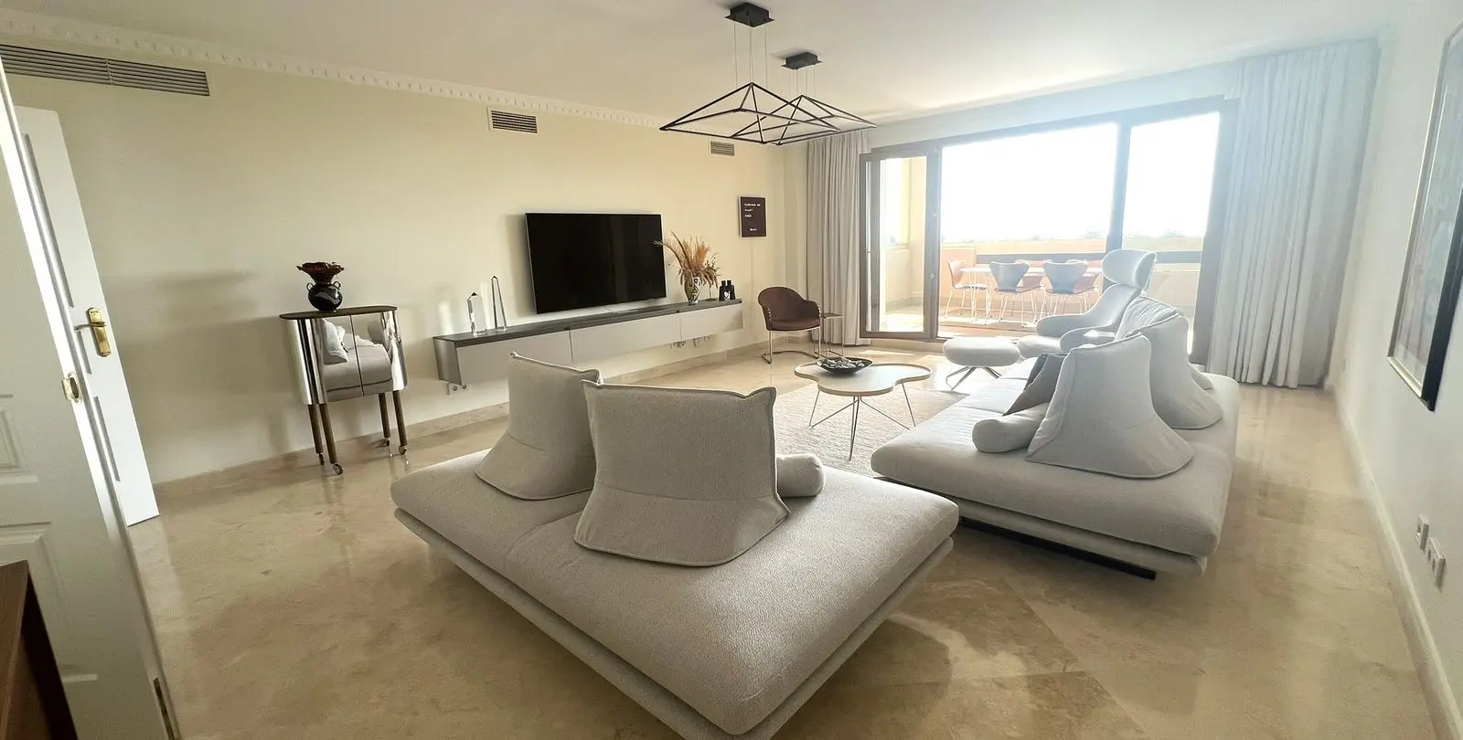 Sale of middle floor apartment in El Paraiso 4