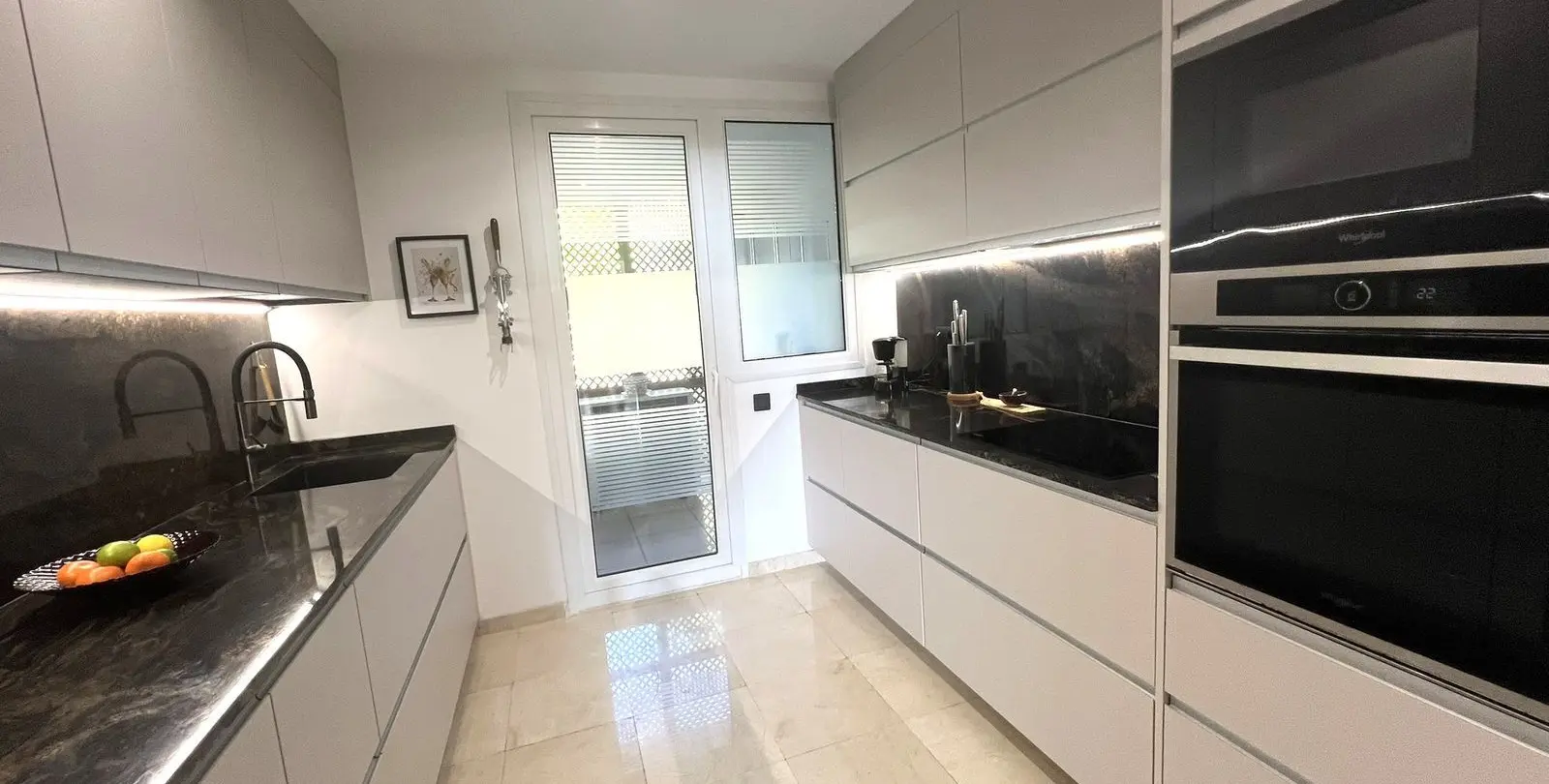 Sale of middle floor apartment in El Paraiso 8