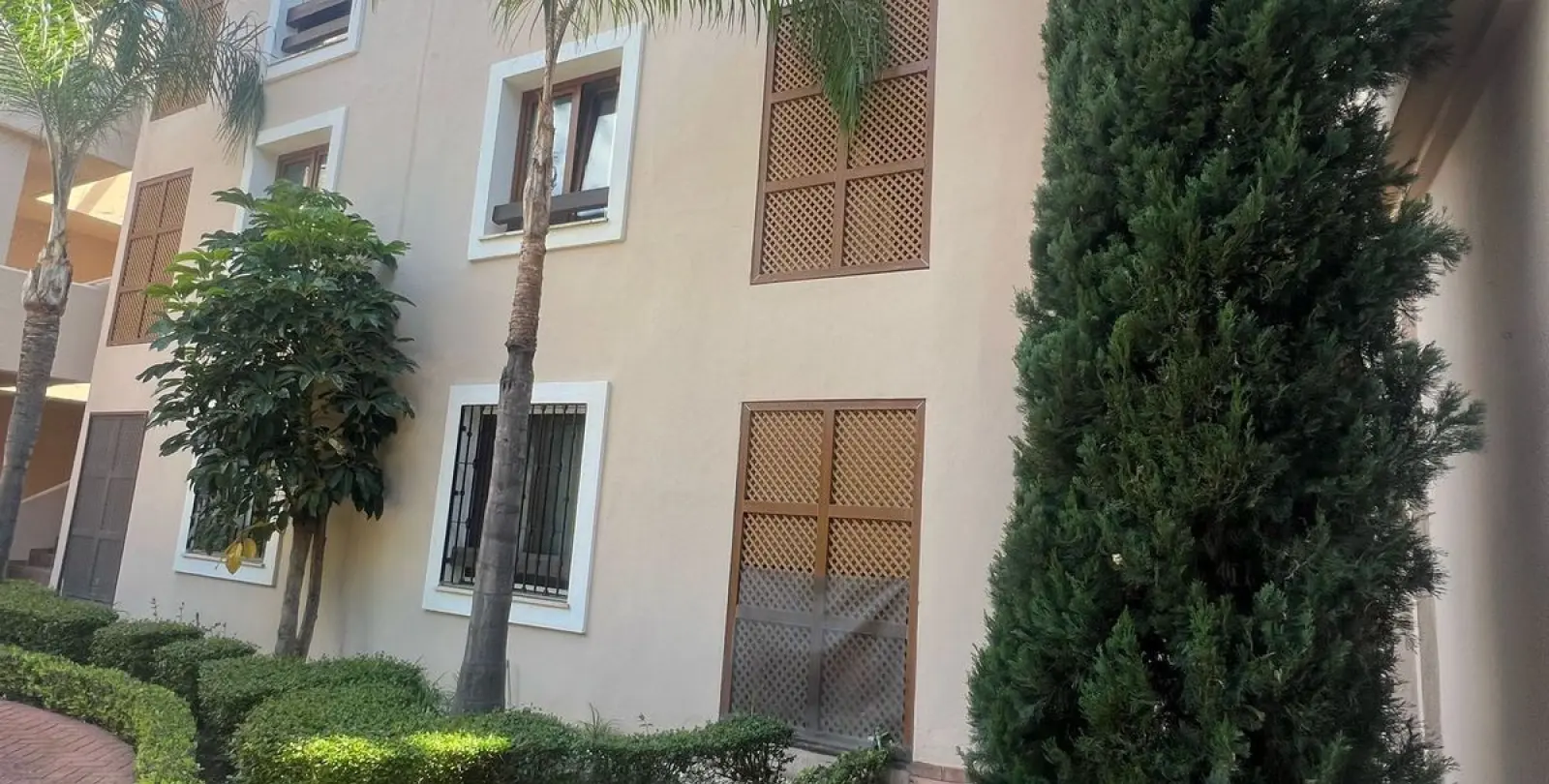 Sale of middle floor apartment in El Paraiso 20