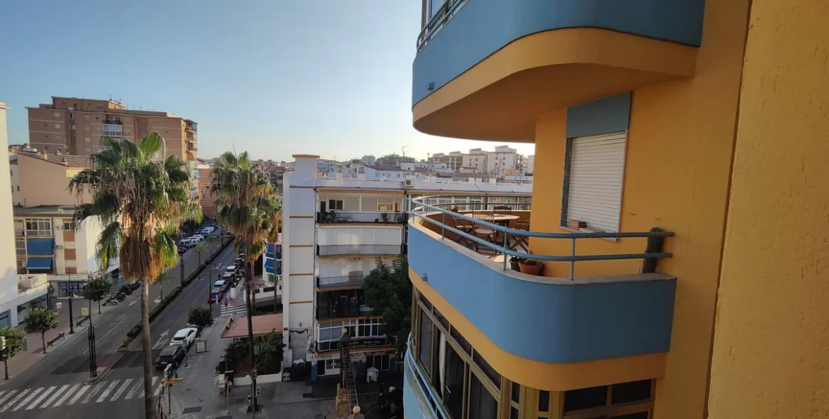 Sale of middle floor apartment in Fuengirola 1