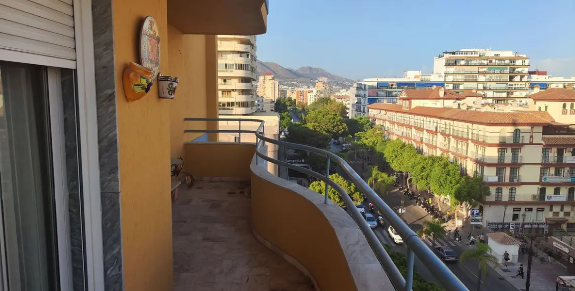Sale of middle floor apartment in Fuengirola 2