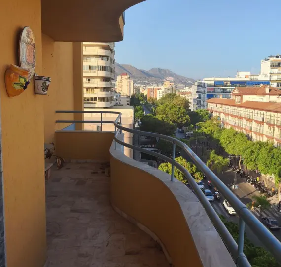 Sale of middle floor apartment in Fuengirola