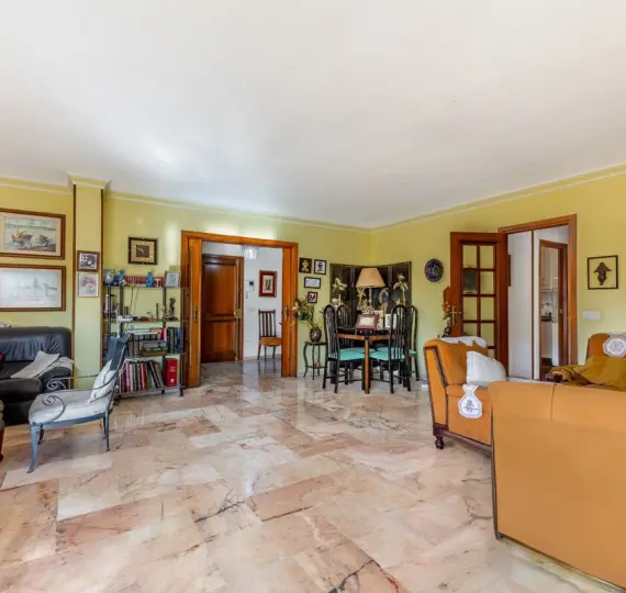Sale of middle floor apartment in Fuengirola