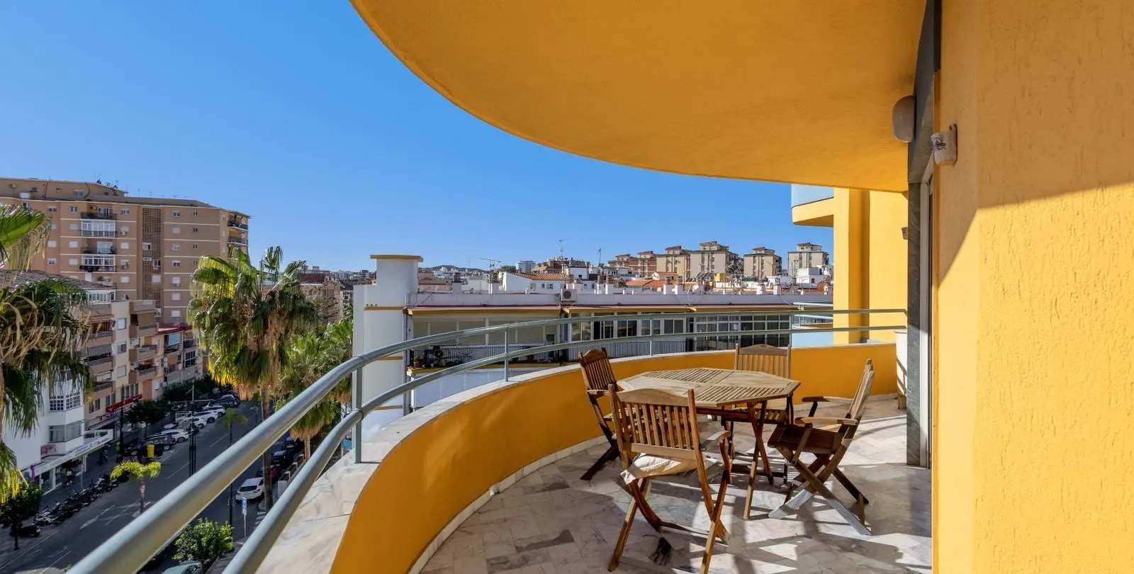 Sale of middle floor apartment in Fuengirola 1