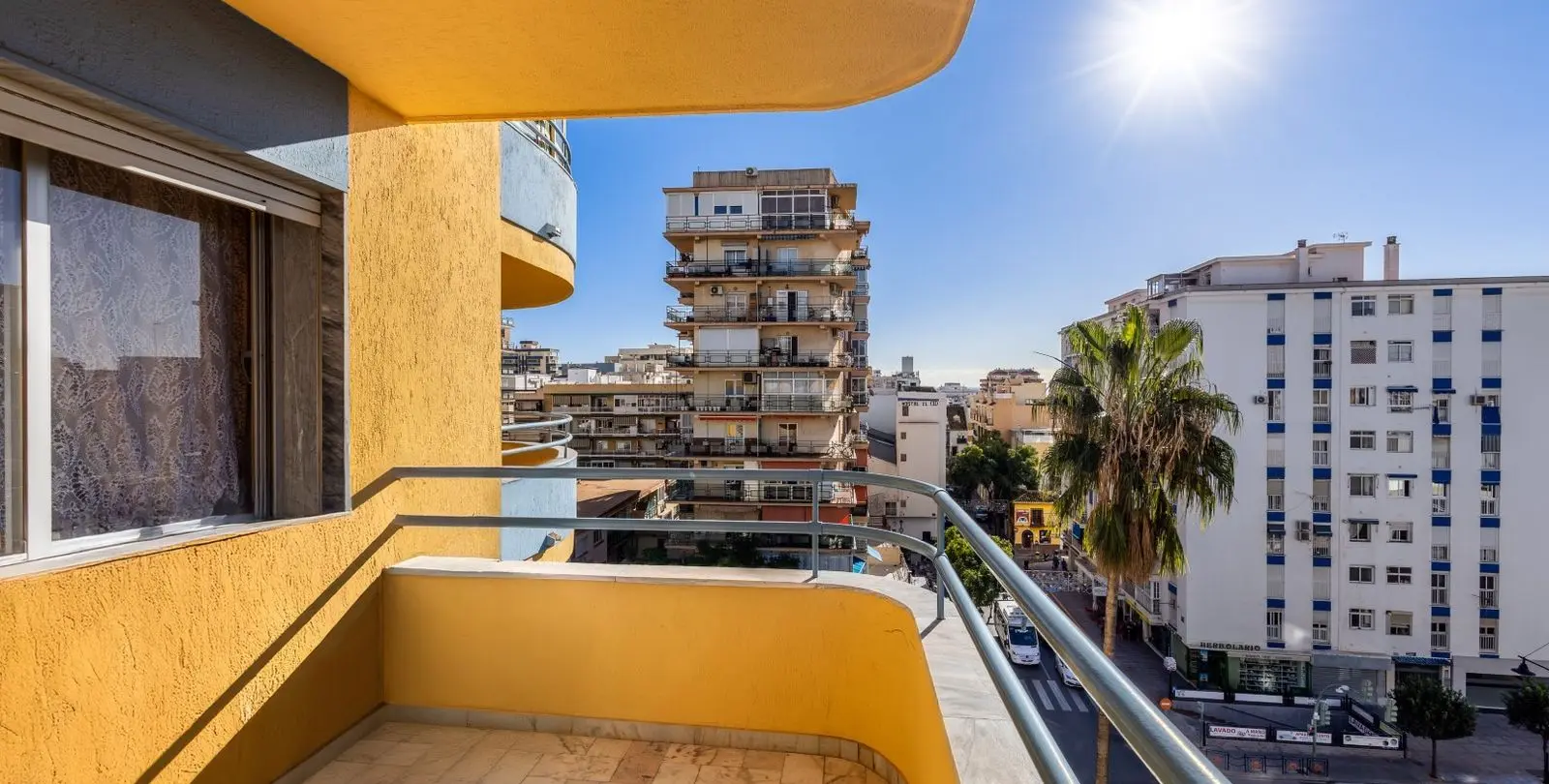 Sale of middle floor apartment in Fuengirola 9