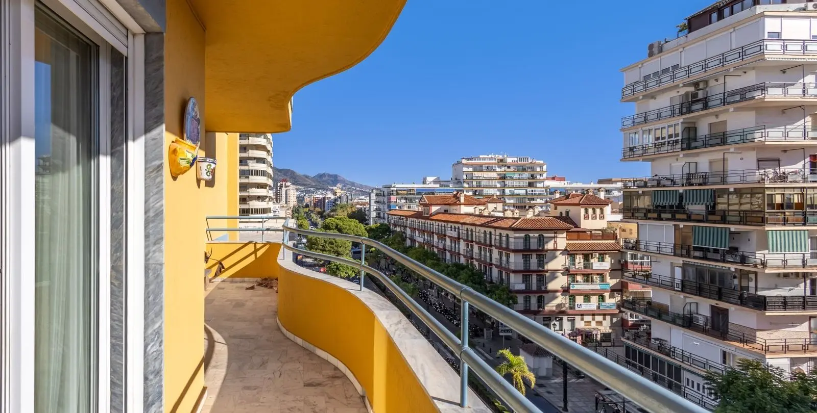 Sale of middle floor apartment in Fuengirola 14