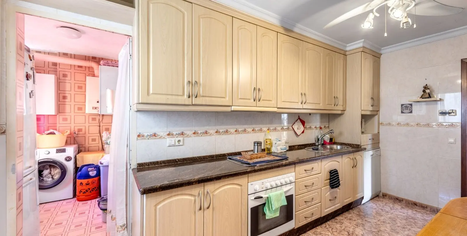 Sale of middle floor apartment in Fuengirola 16