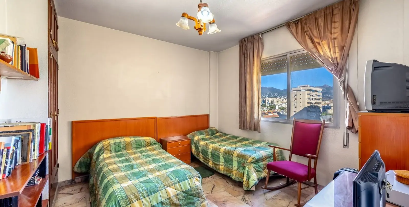 Sale of middle floor apartment in Fuengirola 18