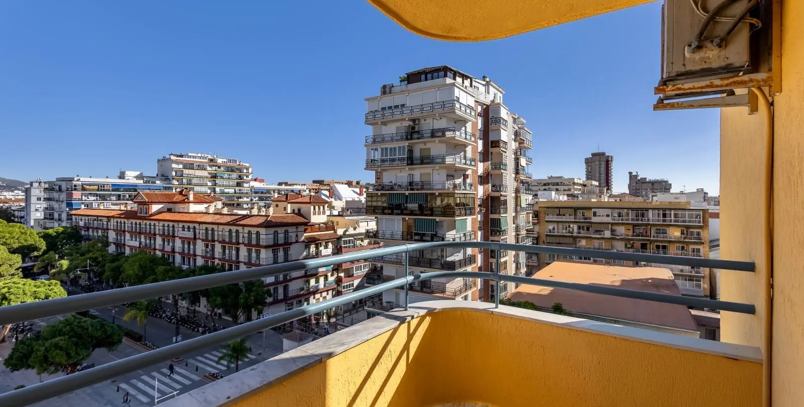 Sale of middle floor apartment in Fuengirola 19