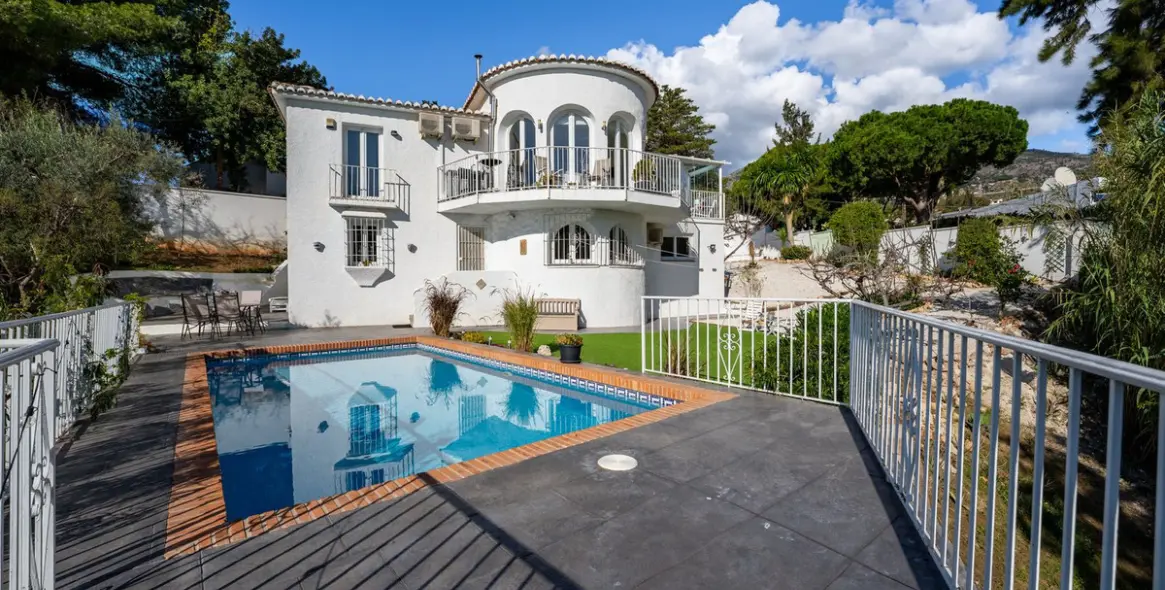 Sale of detached villa in Mijas 1