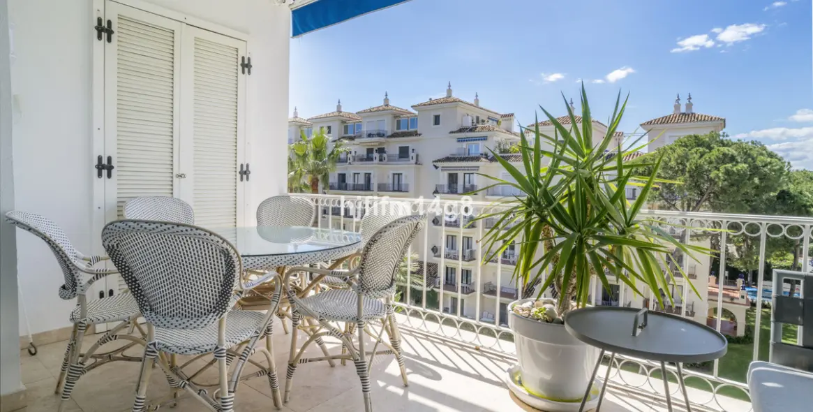 Продажа апартаментов на среднем этаже в Marbella (район Puerto Banús) 2