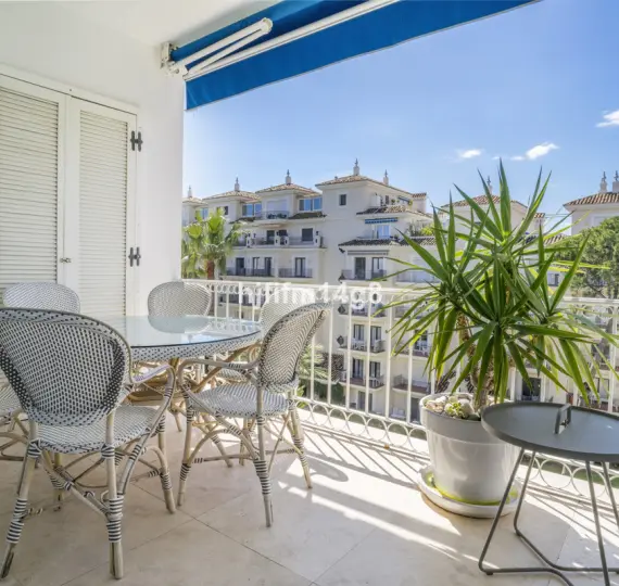 Апартаменты на среднем этаже R5230531