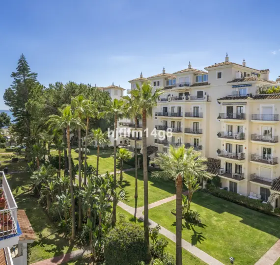 Апартаменты на среднем этаже R5230531