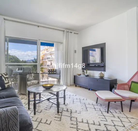 Апартаменты на среднем этаже R5230531