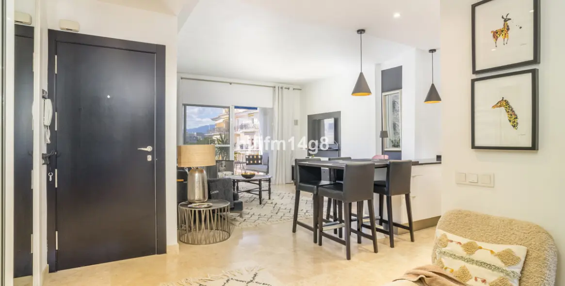 Sale of middle floor apartment in Puerto Banús 11