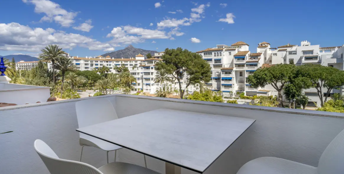 Sale of middle floor apartment in Puerto Banús 15