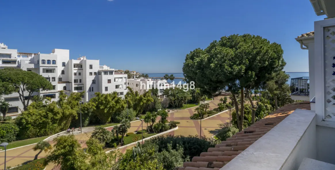 Sale of middle floor apartment in Puerto Banús 16