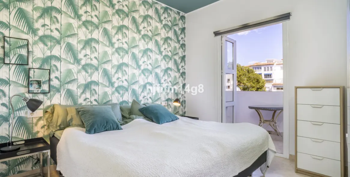 Sale of middle floor apartment in Puerto Banús 18