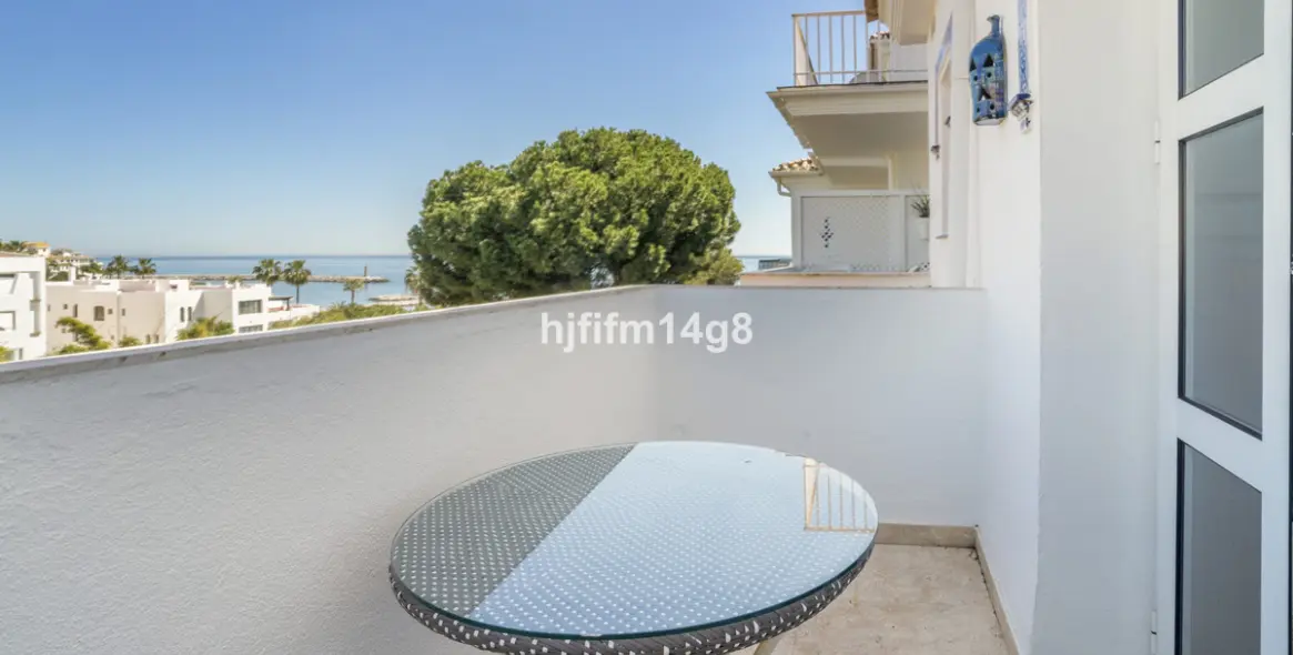 Sale of middle floor apartment in Puerto Banús 20