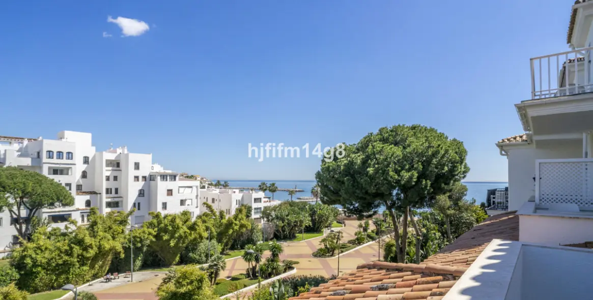 Sale of middle floor apartment in Puerto Banús 1